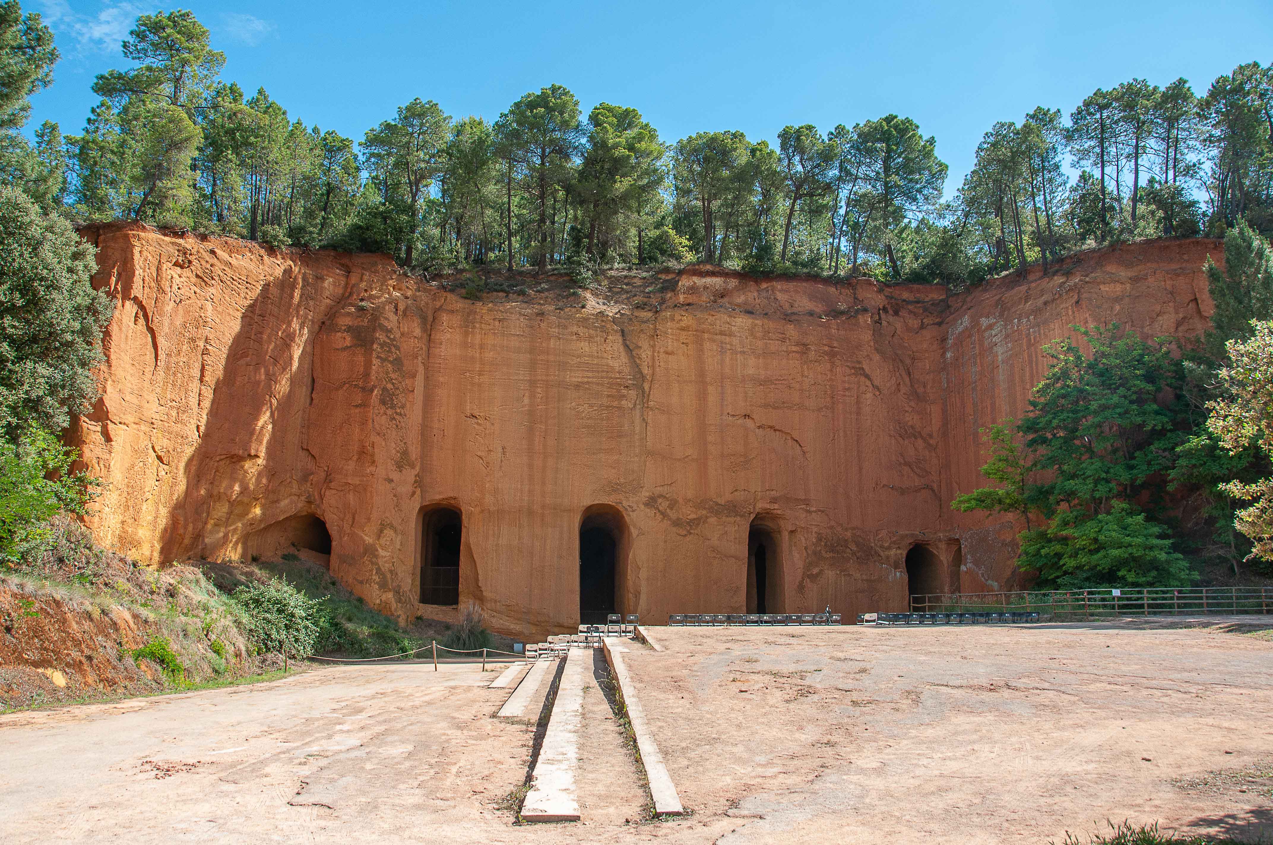 L'entrée d'une mine d'ocre