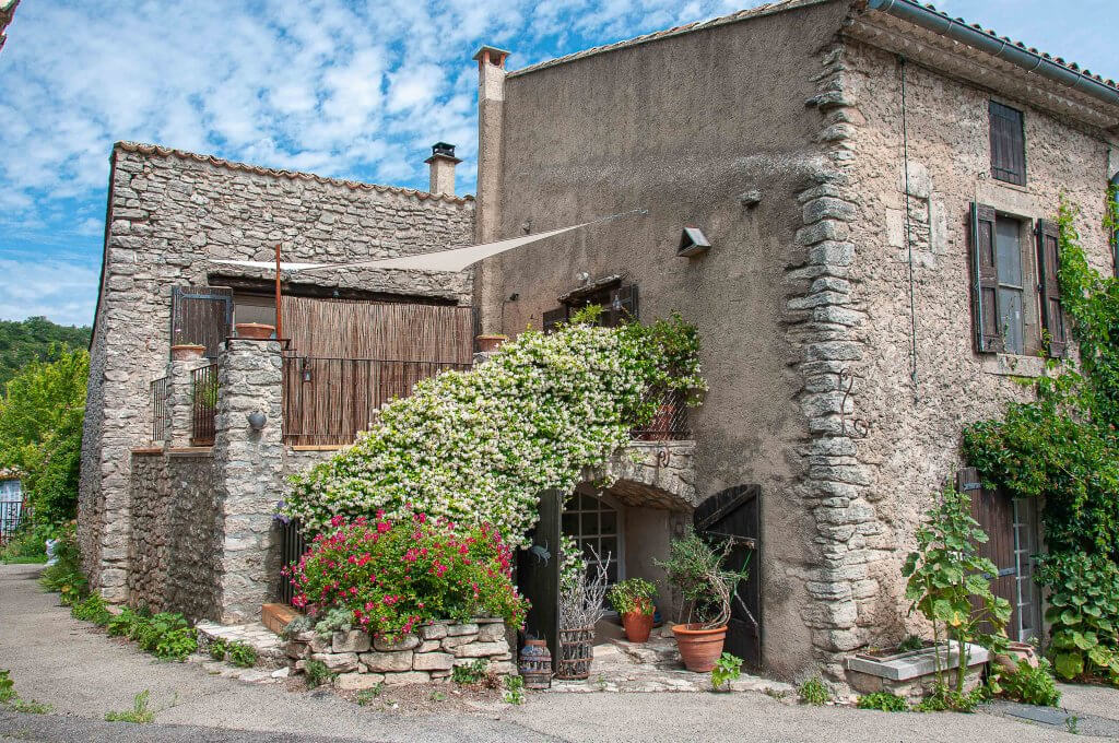 Une maison typique avec du chèvrefeuille