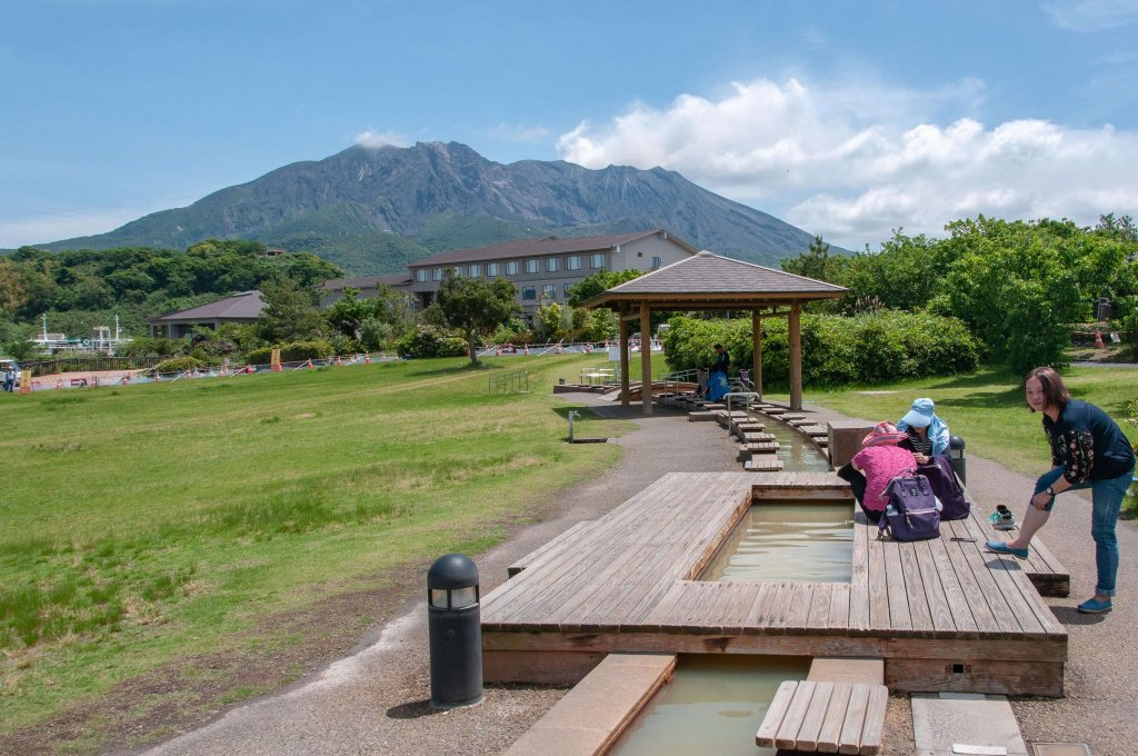 Sources d'eau chaude: Bain de pieds au Mont Sakurajimi sur l'Île de Kyushu au Japon