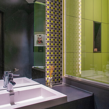Design d'intérieur pour salle de bain avec dosseret en céramique