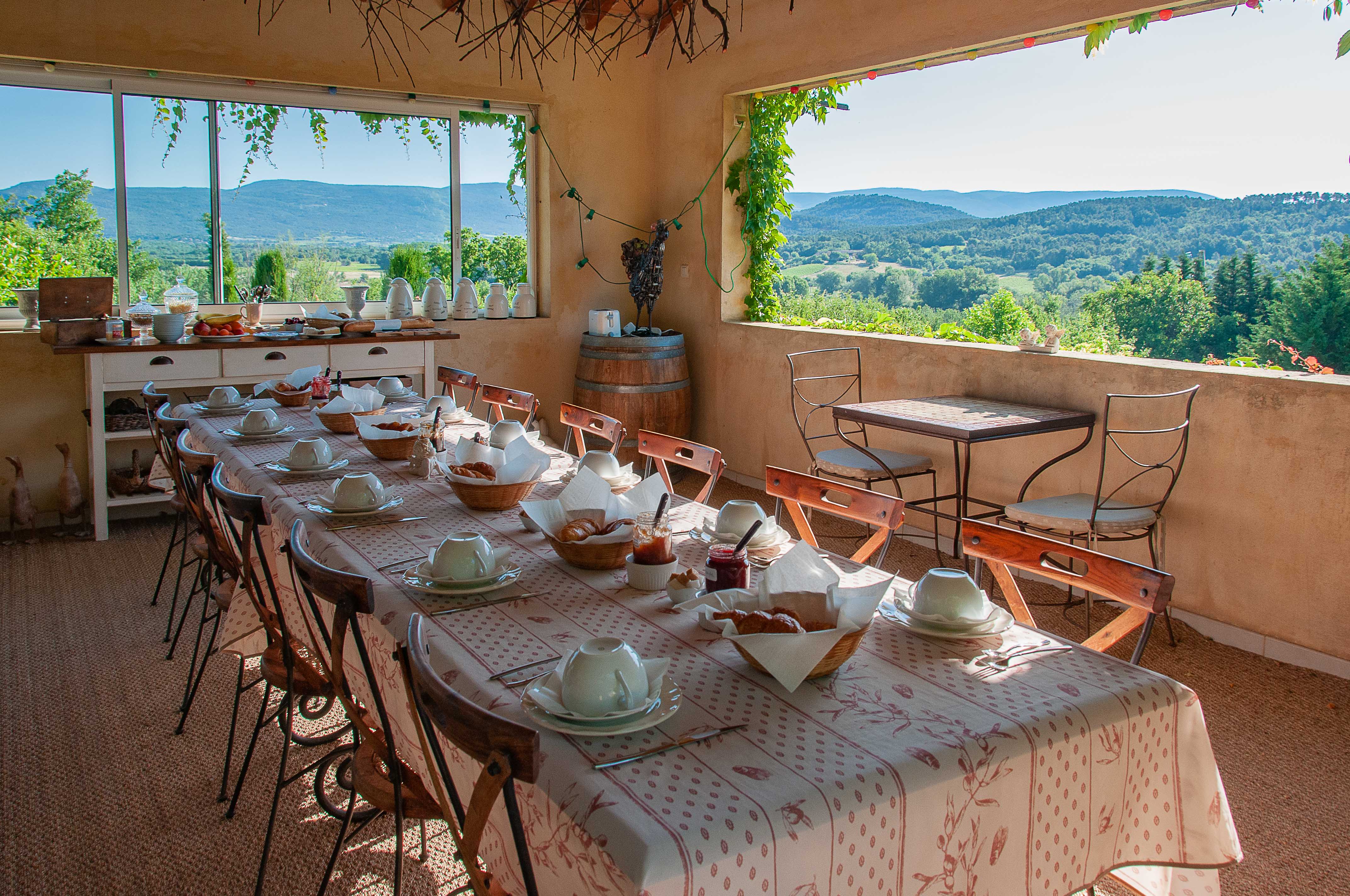 petit déjeuner avec une vue imprenable sur le Luberon