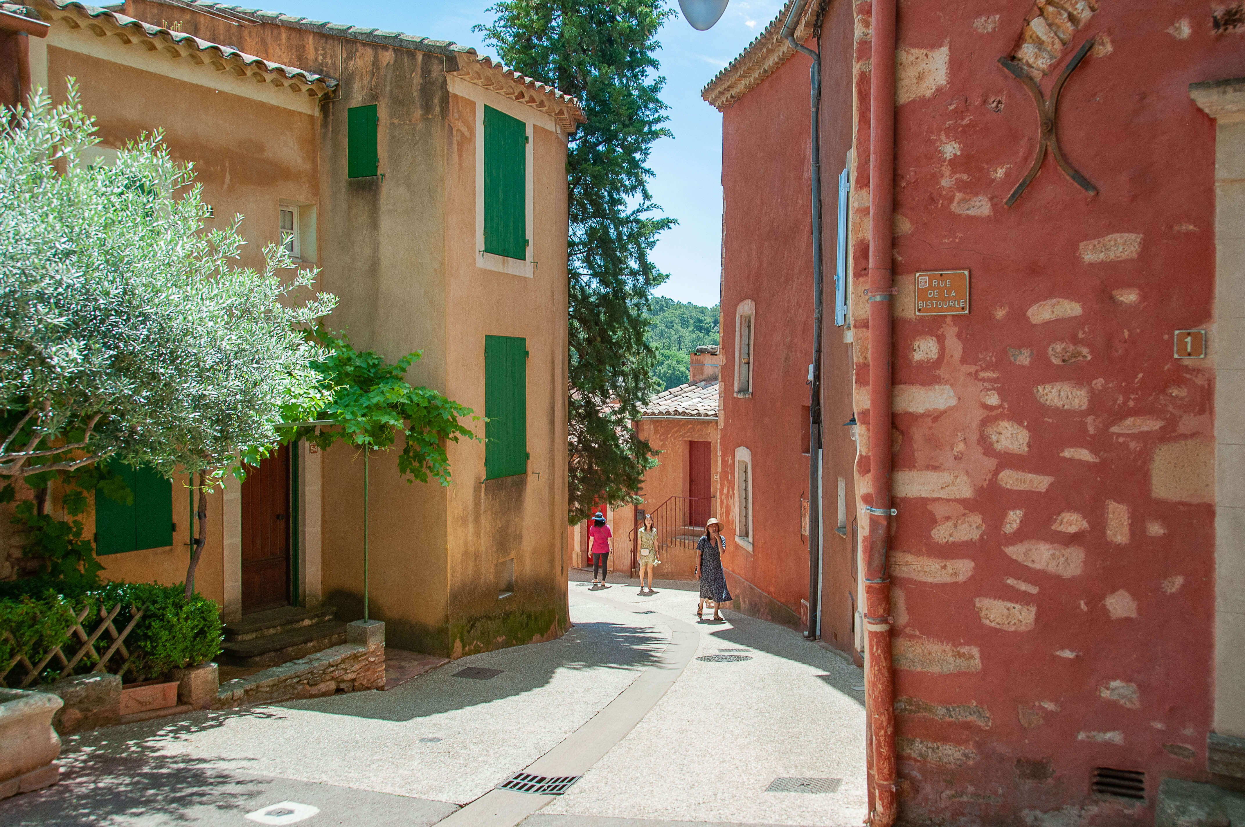 Une ruelle typique de village avec les murs enduits d'ocre
